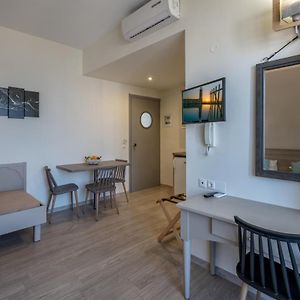 Icarus Suites & Apartments By 